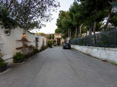 ...e percorso un lungo viale...